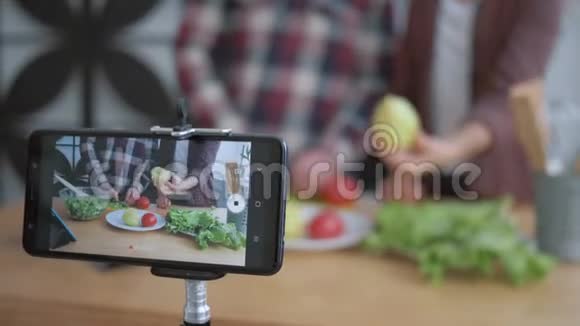 在线博客手机为用户制作视频博客夫妇如何用新鲜的食物准备健康的饭菜视频的预览图