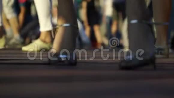 在街头舞场上跳舞的人们的特写腿视频的预览图