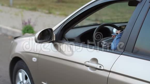 女人从车窗里扔垃圾的特写镜头环境污染视频的预览图