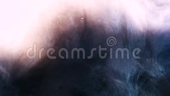 抽象的b卷镜头神秘的漩涡黑暗和光油漆在水中视频的预览图