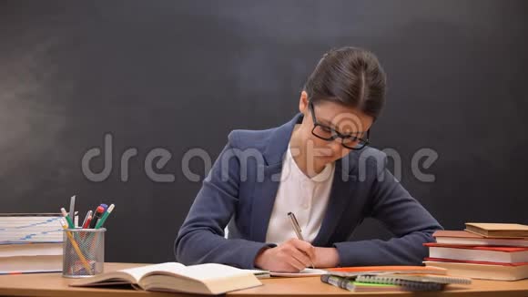 女士老师检查作业和揉眼睛感觉紧张和偏头痛视频的预览图