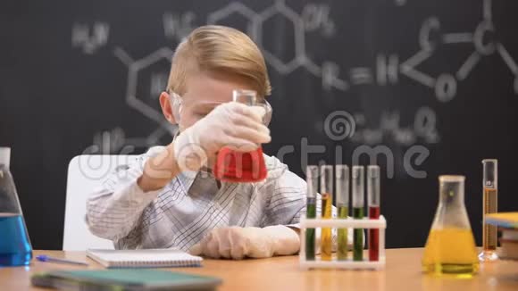 小学生在烧瓶里观察沉淀物和书写结果化学课视频的预览图