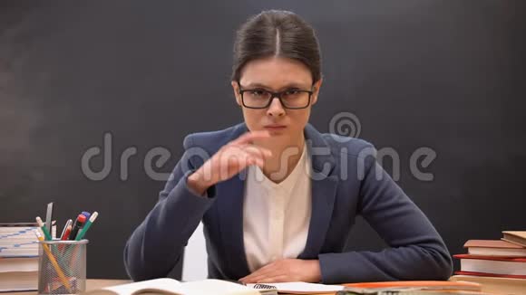 愤怒的老师咄咄逼人地看着相机摘下眼镜严格的讲师视频的预览图
