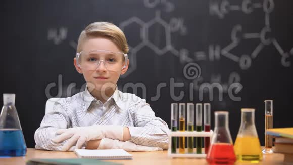 坐在防护眼镜里的小天才桌子上的管子里有化学液体视频的预览图