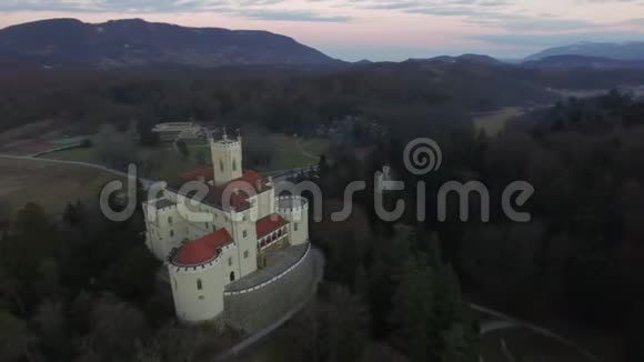 特拉科斯卡纳城堡扎戈耶萨格勒布克罗地亚的鸟瞰图视频的预览图