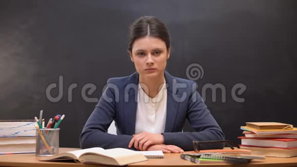劳累过度的女老师看镜头工作烦恼倦怠视频的预览图