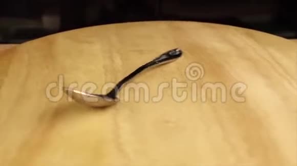 银勺在木架上旋转360度视频的预览图
