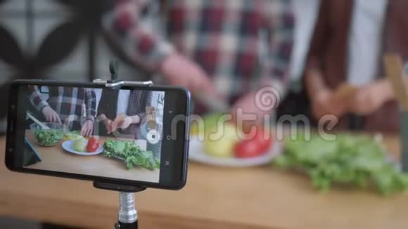 烹饪博客手机制作视频录制现场健康食品从新鲜蔬菜准备视频的预览图