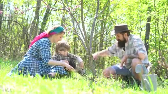 乡村生活美国农场生活父母教孩子复古家庭农民父母教孩子家庭生态农场视频的预览图