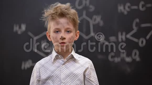 有趣的肮脏的小学生在化学实验后感到内疚寻找凸轮视频的预览图
