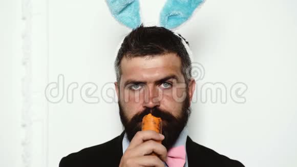 兔子吃白萝卜你就是你吃的东西一个长胡子的男人的特写镜头里面有兔子耳朵和胡萝卜视频的预览图
