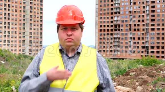 年轻英俊的建筑工人在工地上捂嘴视频的预览图