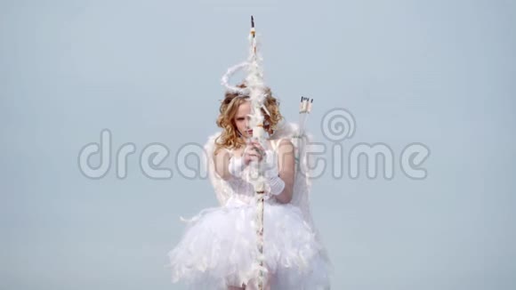 切鲁布女孩情人节的丘比特迷人的卷曲的小女孩穿着白色连衣裙和翅膀天使丘比特女孩真正的仙女视频的预览图