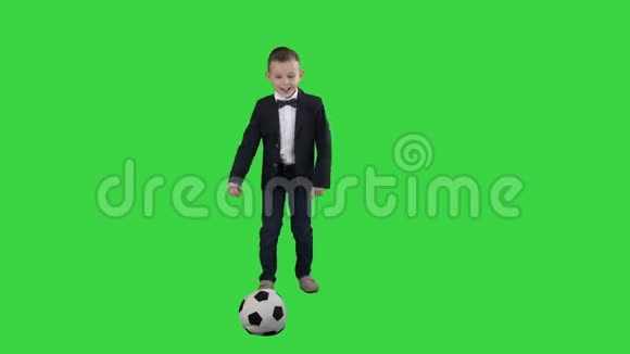 小男孩在服装射击目标的绿色屏幕铬键视频的预览图