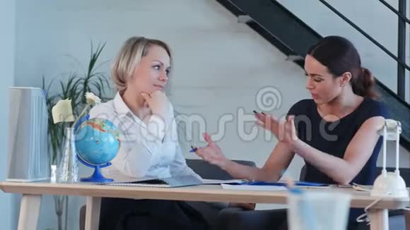 桌子上的老师互相交谈视频的预览图