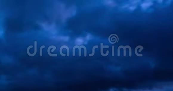 深蓝色的云天背景的时间推移与微小的条纹卷云条纹云与月亮在夜间刮风天气视频的预览图