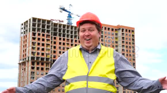 幸福建筑工人或建筑师的面部表情哇建筑工地上欢乐的男人情绪视频的预览图