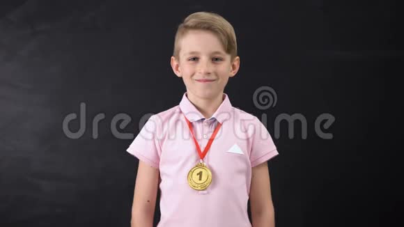 有奖章的男孩教育成就突出赢得体育比赛视频的预览图