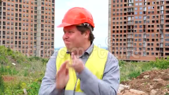 建筑工地的男建筑工头工人或建筑师与灰尘握手视频的预览图