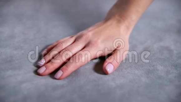 女性手触摸柔软干净的灰色毯子视频的预览图