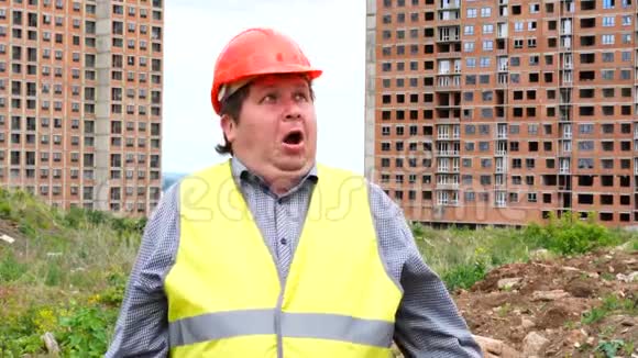 闭上震惊的工人或建筑师的脸表情哇男人的情感在建筑工地视频的预览图