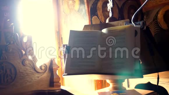 特写希腊梅塔山圣尼古拉斯修道院的祈祷书视频的预览图
