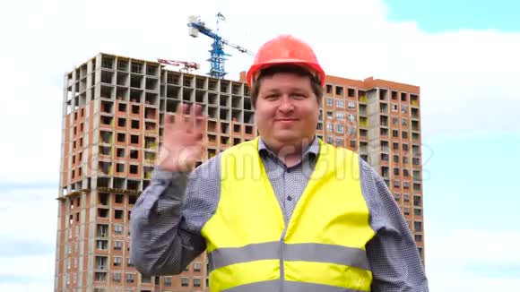 建筑工地上的男建筑工头工人或建筑师挥手致意视频的预览图