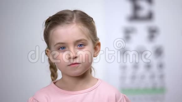 儿童用放大镜检查视力角膜诊断视力疾病视频的预览图