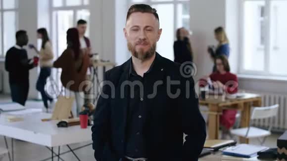 成功的中年快乐的欧洲男性首席执行官正式西装革履的公司经理在现代光办公室对着镜头微笑视频的预览图