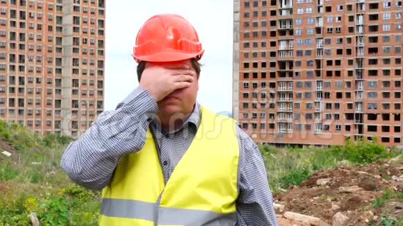 建筑工人怕人用手捂住眼睛建筑工地视频的预览图