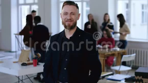 自信成功的中年欧洲男性执行总裁经理的中型肖像在办公室对着镜头微笑视频的预览图