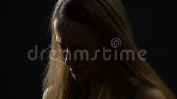 沮丧的女士哭泣离婚后承受强烈的负面情绪帮助视频的预览图