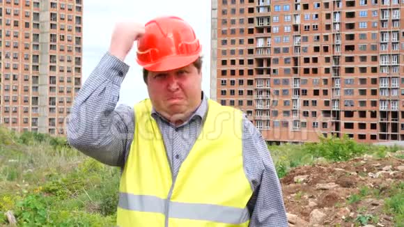 你这个愚蠢的建筑工人是不是在工地背景上敲他的拳头视频的预览图