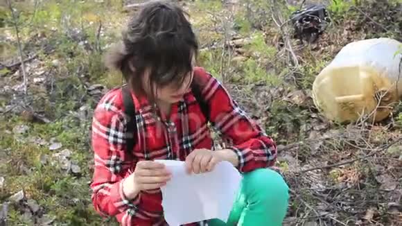 少女在垃圾填埋场焚烧文件视频的预览图