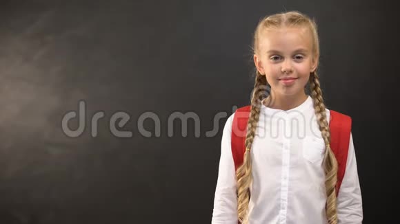小女生对着黑板对着镜头竖起大拇指教育视频的预览图