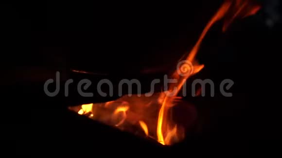 蓝色的火焰在金属炉缸下闪耀晚上在水里煮汤视频的预览图