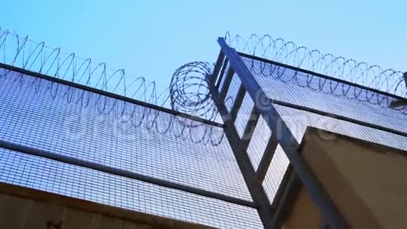 高监狱围栏带刺铁丝网底景监狱栅栏对晴空视频的预览图