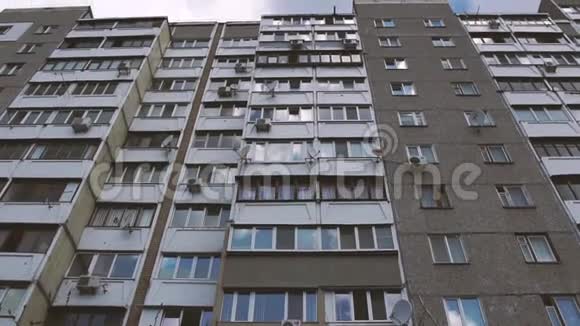 一座高耸的多层建筑由混凝土板块构成视频的预览图