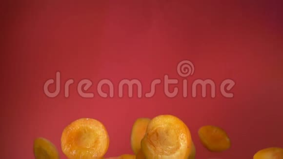 辣杏的一半在红色背景上反弹视频的预览图