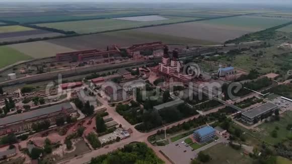 一座大铁矿附近的工业和办公大楼4k空中射击视频的预览图