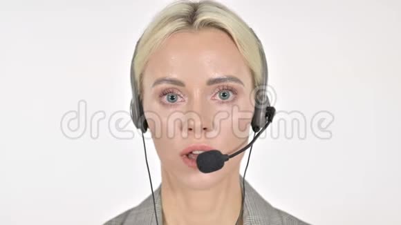 用耳机合上会说话的女人呼叫中心视频的预览图