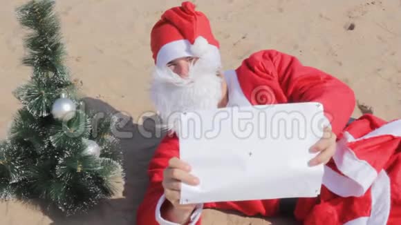 圣诞老人有名牌海报和节日庆典视频的预览图