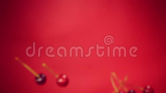 樱桃在红色背景下飞舞视频的预览图