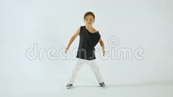 时尚的小男孩穿着黑色T恤跳舞玩得很开心被隔离在白色T恤上视频的预览图