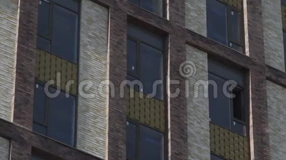 在市区某小区建设外砖混公寓阁楼窗户和阳台视频的预览图