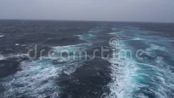 空中拍摄的蓝海阴天的海浪4k视频的预览图