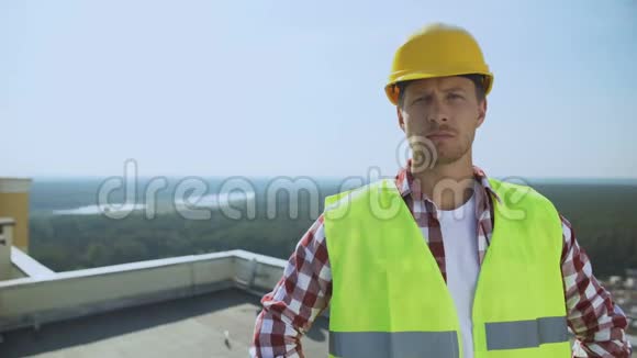 建筑行业头盔摄像头专业男建筑工人视频的预览图