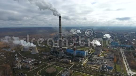 神圣的污染工业在一个巨大的工业区吸烟发电厂视频的预览图