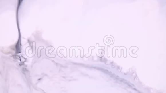 淡粉色淡紫色漆流漫色背景视频的预览图