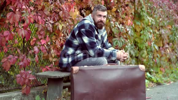 年轻英俊的男性有胡子和胡子英俊的秋天严肃的男人模型在公园秋天的心情帅哥视频的预览图